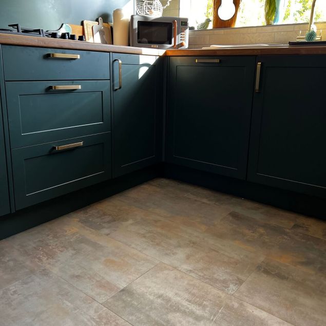 Kiri - Sesame Stone Dryback laid in the green kitchen